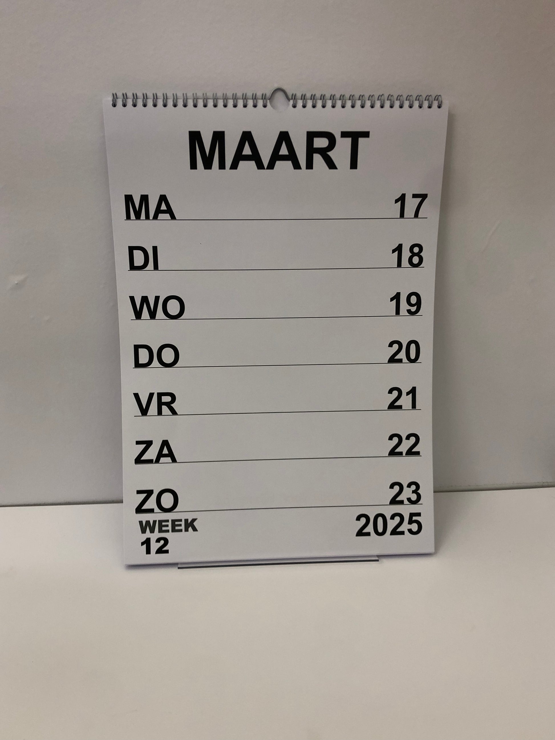 Grootletter weekkalender met grote letters en cijfers